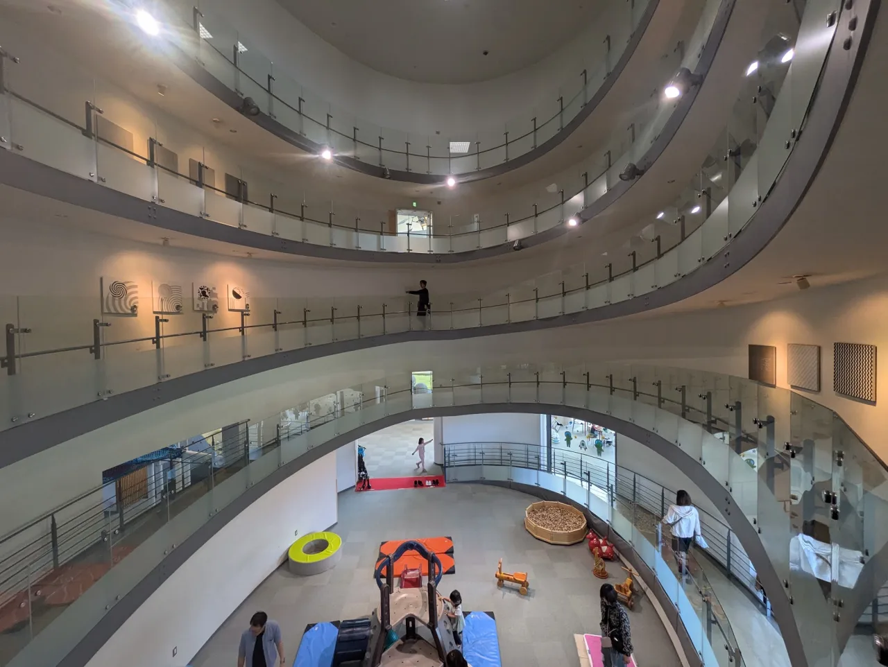 釧路市こども遊学館の吹き抜け。曲線を描く回廊が幾層にも重なり、人はまばら